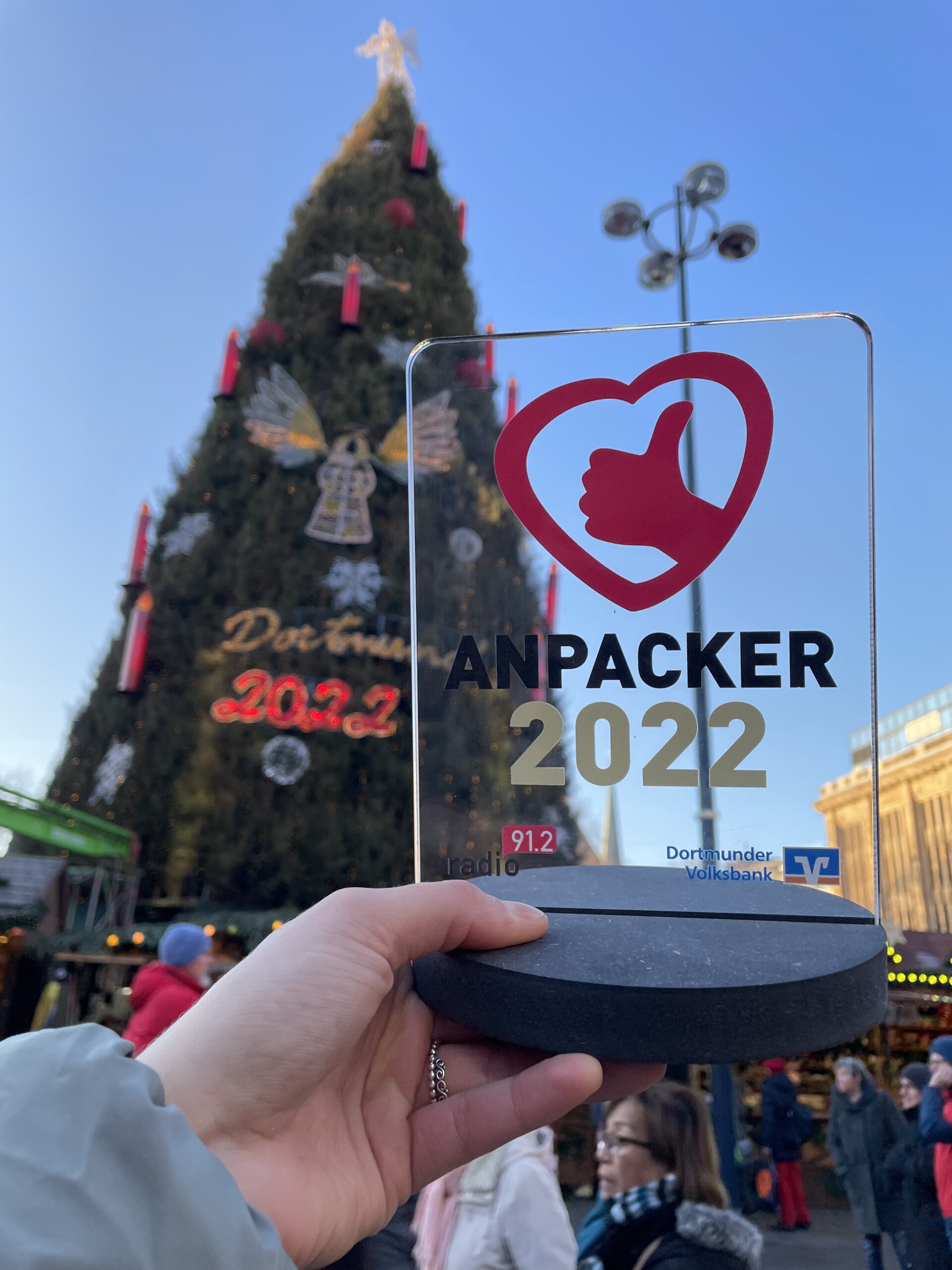 Preis Anpacker des Jahres 2022 vor Weihnachtsbaum
