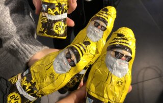 gelbe Schokoladen-Weihnachtsmänner mit BVB-Logo