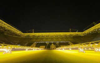 Signal Iduna Park bei Nacht, beleuchtet